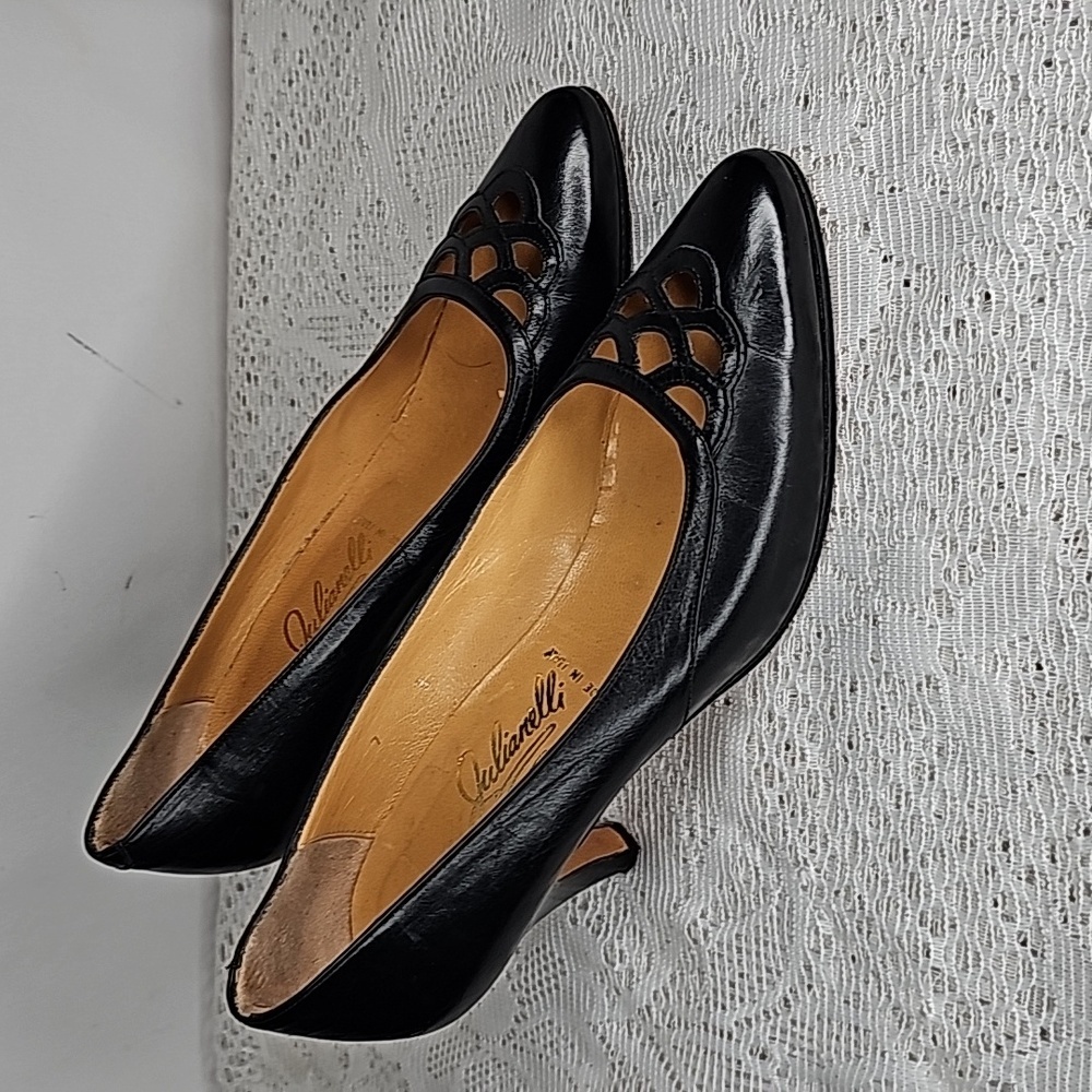 VINTAGE Julianelli made in Italy blue leather closed toe eyelet toe heels sz 7